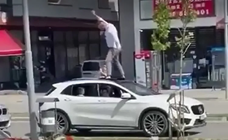 Vaki kosovare, gjilanasi ia “hedhë” valles mbi veturë
