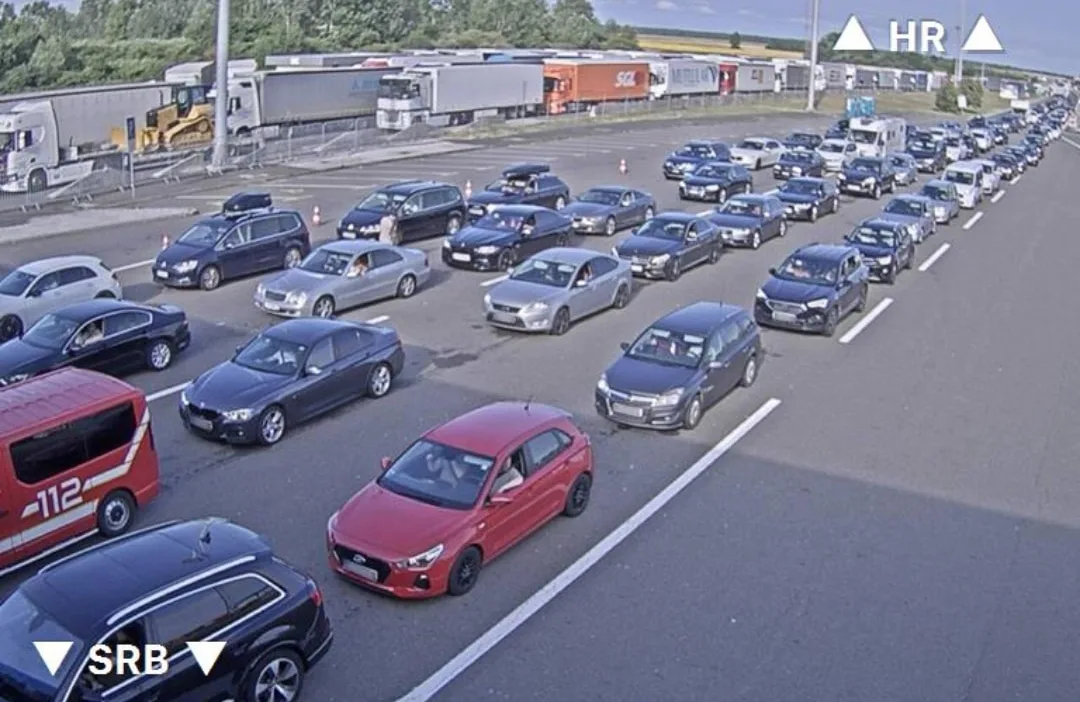 Mërgimtarët ia mësyjnë Kosovës, krijohen kolona të gjata nëpër pikat kufitare