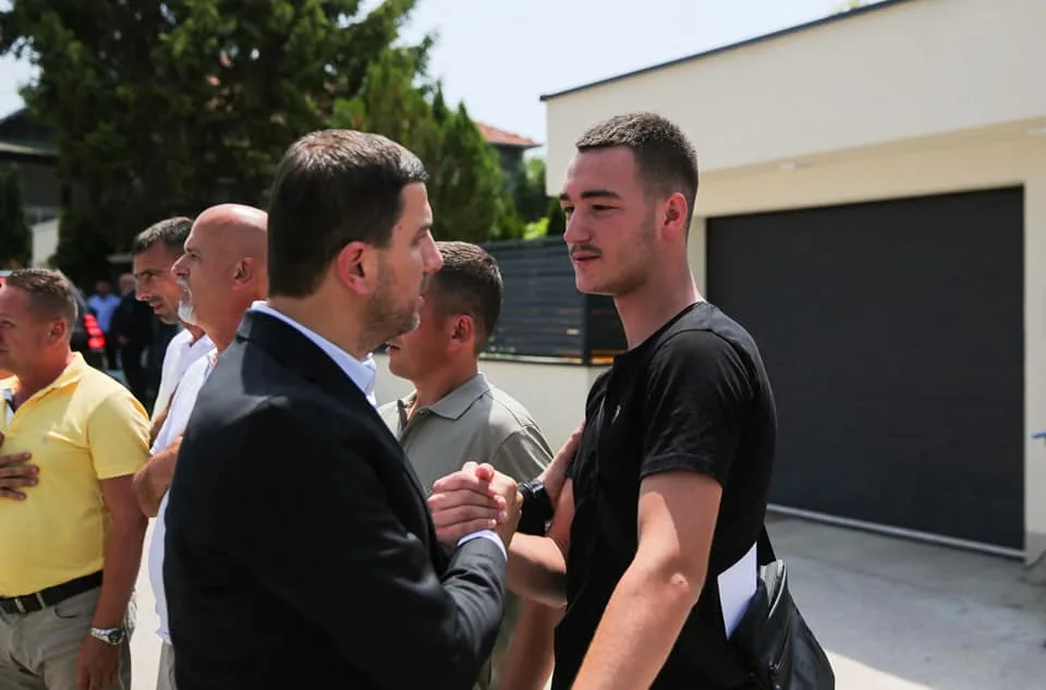 Memli Krasniqi shkon për ngushëllime në familjen e Kadri Veselit