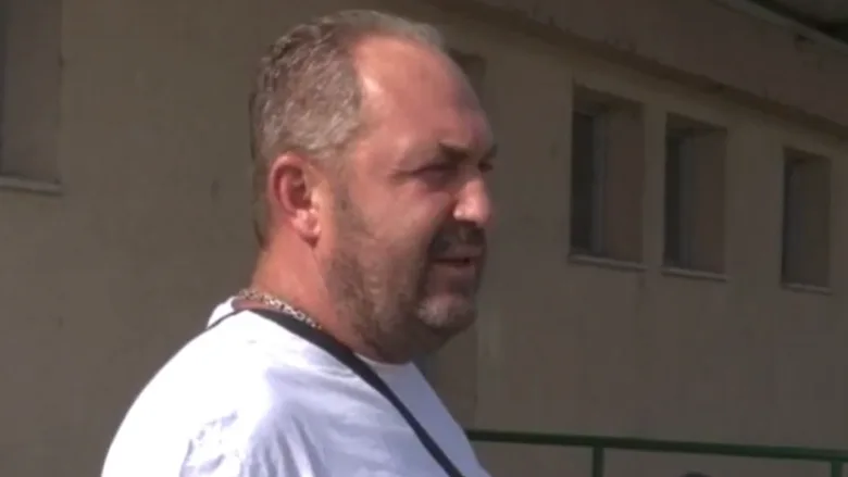 Mërgimtarët dalin në pikëkalimin kufitar Morinë për t’i pritur viktimat e aksidentit në Kroaci