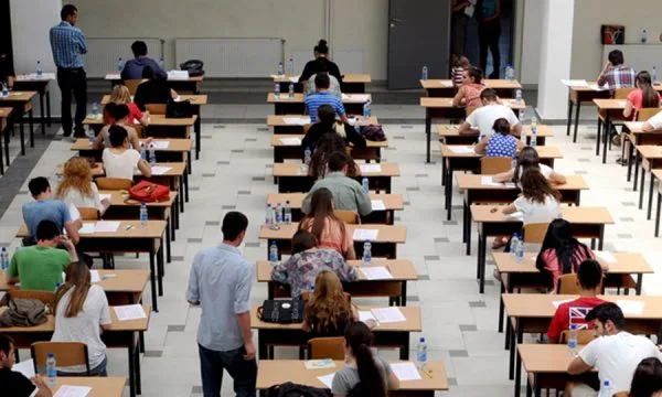 MAShTI: Rënia e numrit të maturantëve është edhe për shkak të rënies së numrit të nxënësve në përgjithësi