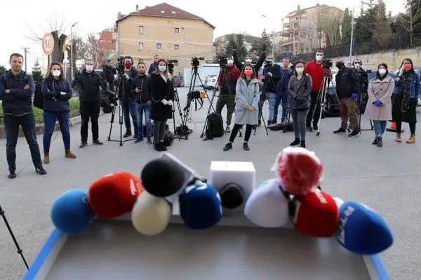 Nga sot gazetarët, kameramanët dhe fotoreporterët mund të aplikojnë për vaksinim