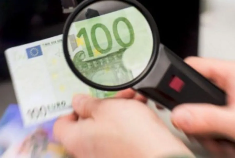 Bankat në hall nga paratë false, ‘ProCredit’ raporton mbi 500 euro të falsifikuara që u deponuan nga klientët