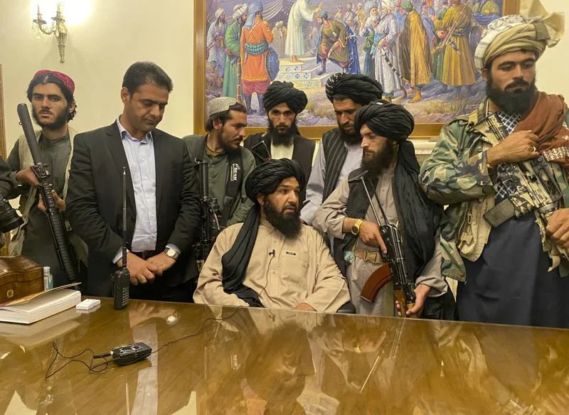 Talibanët shpallin amnisti për zyrtarët qeveritarë: Kthehuni në punë me besim të plotë