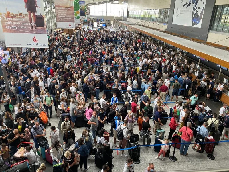 Aeroporti mbushet me mërgimtarë, po kthehen në shtetet ku jetojnë dhe veprojnë