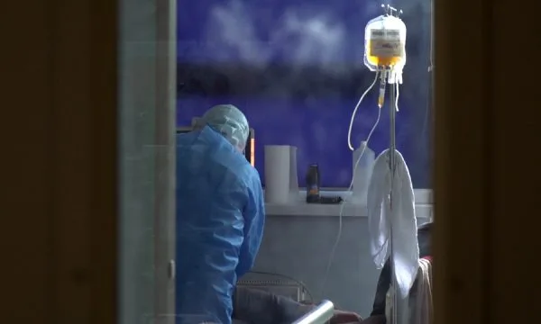 Arben Vitisë i bëjnë thirrje ta vizitojë Infektivën: Jashtë çdo norme, një infermier merret deri me 20 pacientë