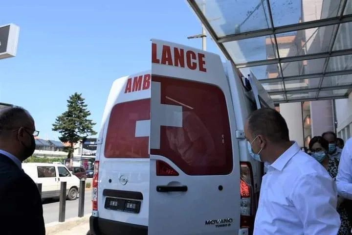 Ministria e Shëndetësisë ia dhuron një autoambulancë Komunës së Prizrenit