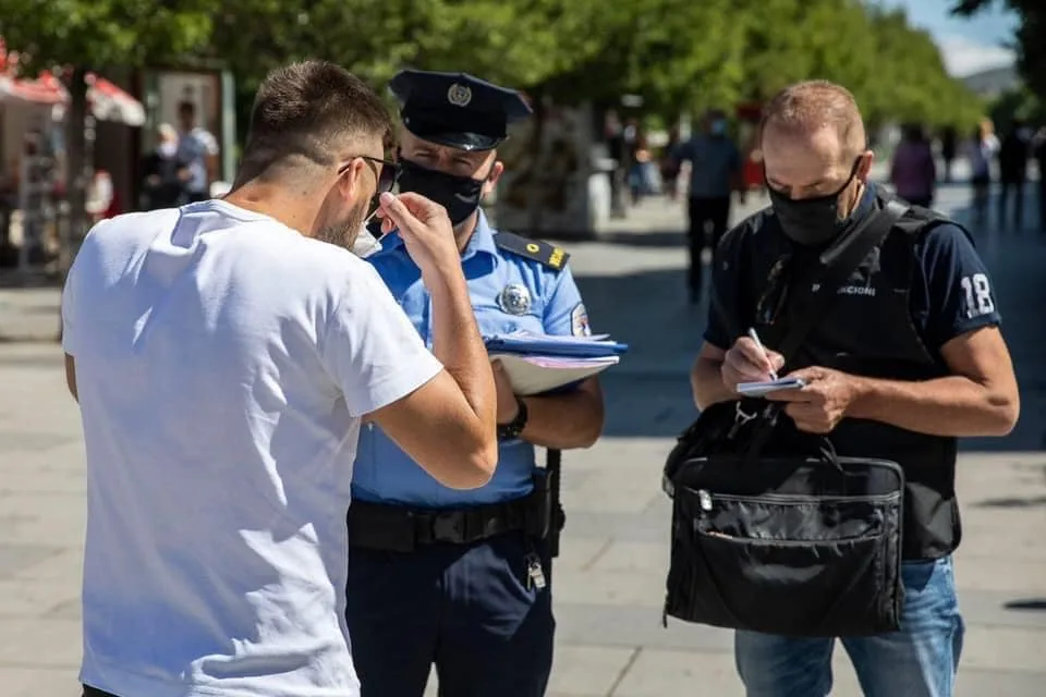 664 qytetarë të dënuar në 24 orët e fundit për mosrespektim të ligjit anti Covid