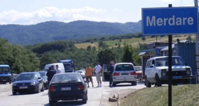 Mbi tri orë pritje në Merdare për të dalë nga Kosova