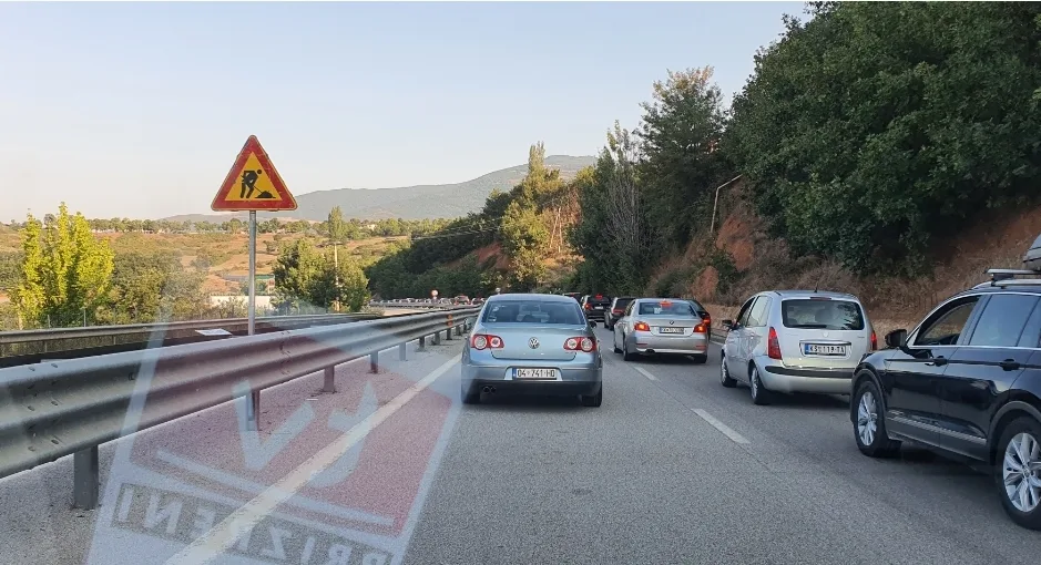 Kolona të gjata në rrugën e kombit, përshkak të punimeve tek ura e Kukësit