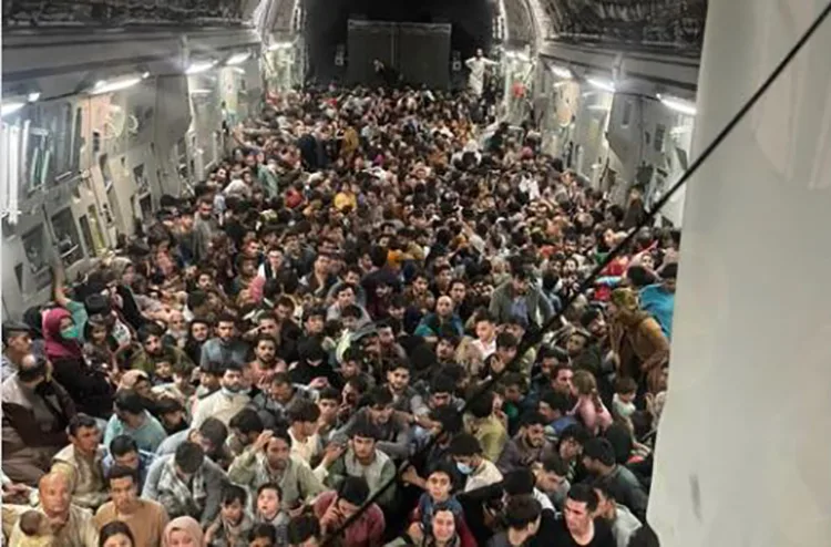 Aeroplani i stërmbushur që bartte afganët nga Kabuli kishte në fakt 823 persona