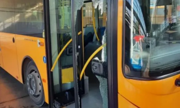Nuk u lejua të futej brenda pa maskë, qytetari thyen xhamin e autobusit të Trafikut Urban