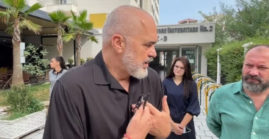 Edi Rama viziton afganët e strehuar në Durrës