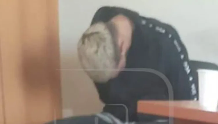 Publikohet foto, Dardan Krivaqa me duar të lidhura brenda stacionit policor