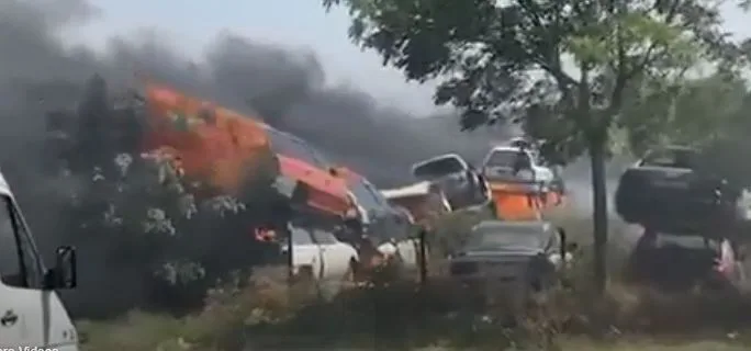 Dhjetëra vetura përfshihen nga zjarri në magjistralen Gjakovë-Prizren