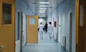 QKUK tarifon 3 euro për 24 orë qëndrim pranë pacientëve, paguajnë edhe pensionistët