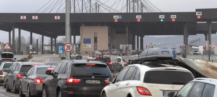 Sot kolona të gjata në vendkalimet kufitare, pritjet deri në tri orë