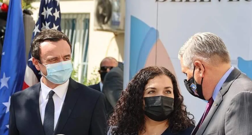 Kosnett, Kurti e Osmani pranojnë kontigjentin e parë të vaksinave, dhuratë nga SHBA-të