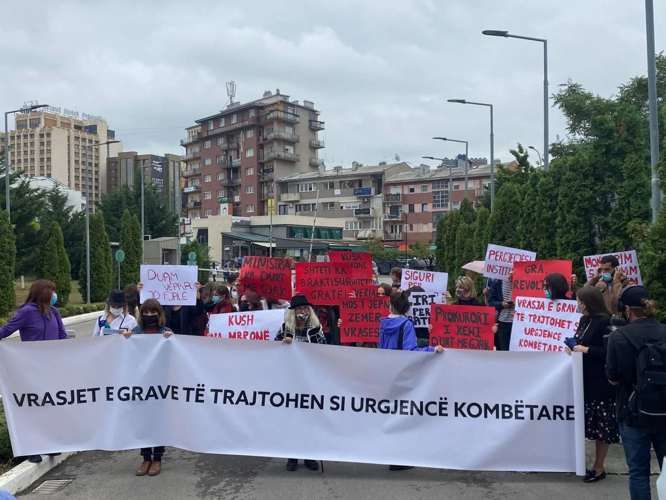Marshimi për mbrojtjen e të drejtave të grave ndiqet edhe nga ministrja e Drejtësisë