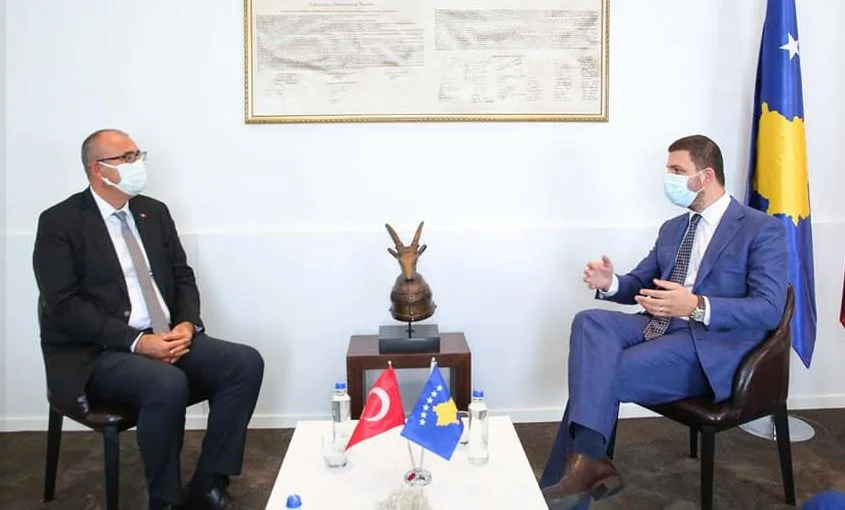 Krasniqi takon ambasadorin e Turqisë: Urat e forta të mirëbesimit, mund të fuqizohen edhe më shumë