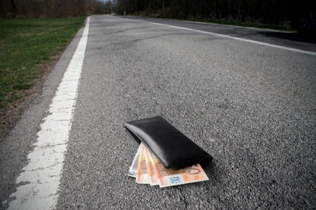 Një person nga Korisha ka humbur një shumë të konsiderueshme të hollash në lagjen ” Dardania”, kërkon ndihmë për gjetjen e tyre