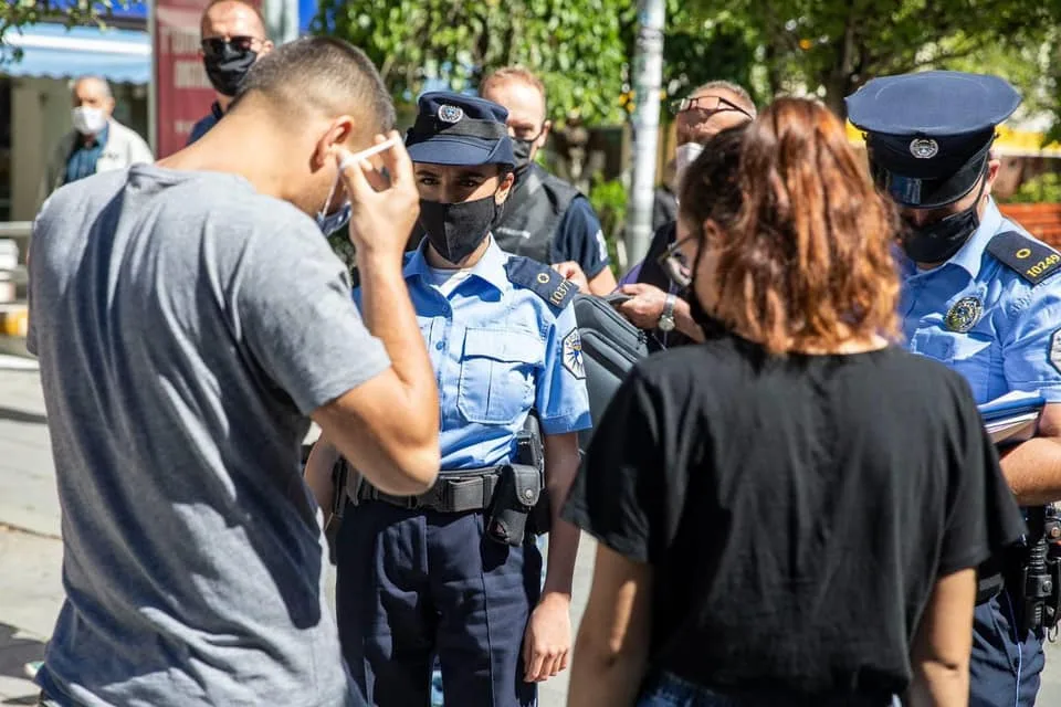 707 qytetarë dënohen për mos respektim të ligjit anti-Covid