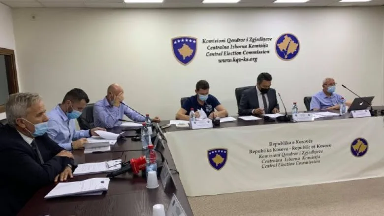 Kurteshi iu drejtohet të pranishmëve në mbledhjen e KQZ: Vendosni maskat ose dilni jashtë