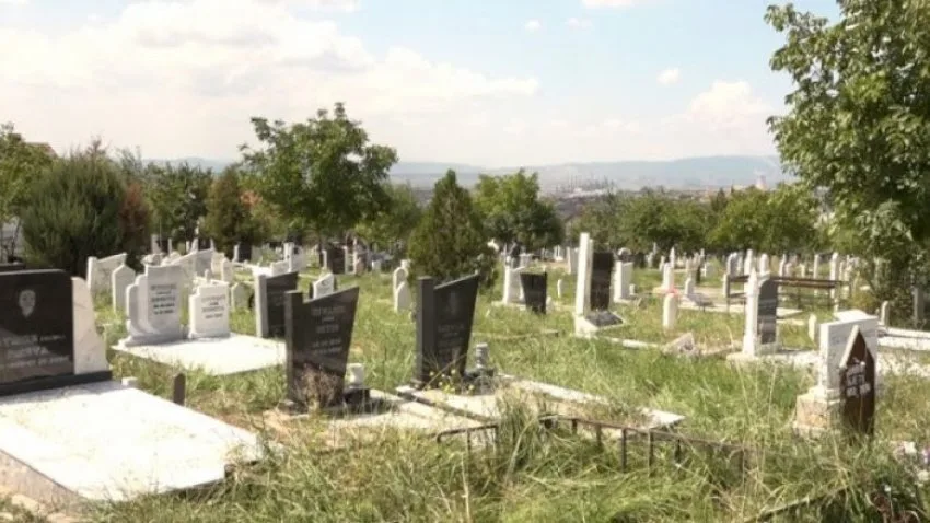 Një i arrestuar në Prizren për dëmtim të varrezave