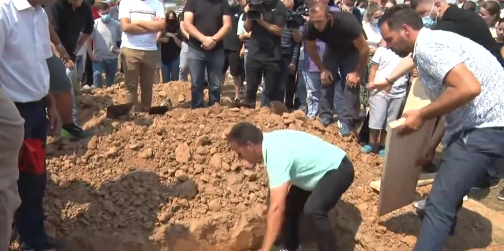 I jepet lamtumira e fundit 18-vjeçares që u vra në Ferizaj, i pranishëm edhe kryeministri Kurti në varrim