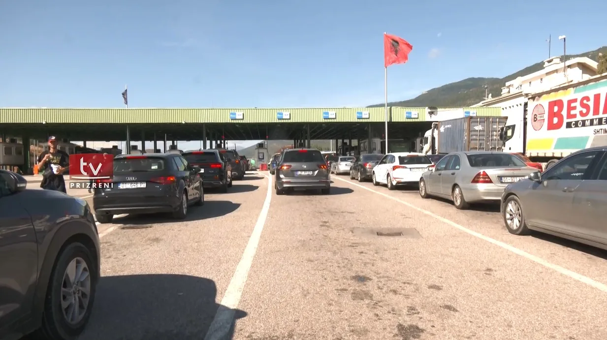 Kolonë e gjatë në kufirin Kosovë-Shqipëri