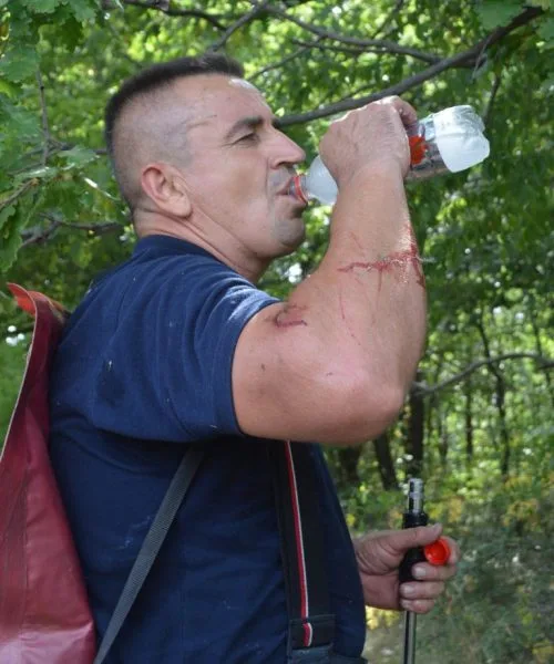 Zjarrfikësi nga Malisheva i përgjakur duke shuar etjen pas luftës me zjarret