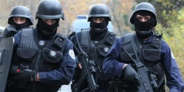 Arrestohen tre persona që fotografuan dhe incizuan afër kampit të Njësisë Speciale në Mitrovicë