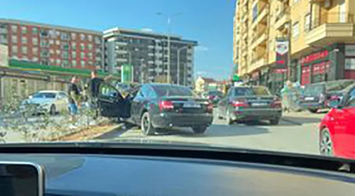 Vetaksident në Prizren, vetura godet shtyllën elektrike