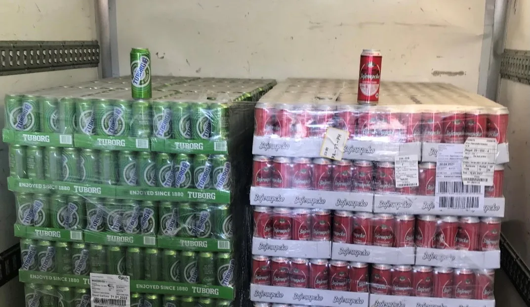 Kapet një kamion duke kontrabanduar pije alkoolike dhe sheqer