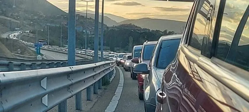 Edhe sot vazhdojnë kolonat e gjata në Morinë