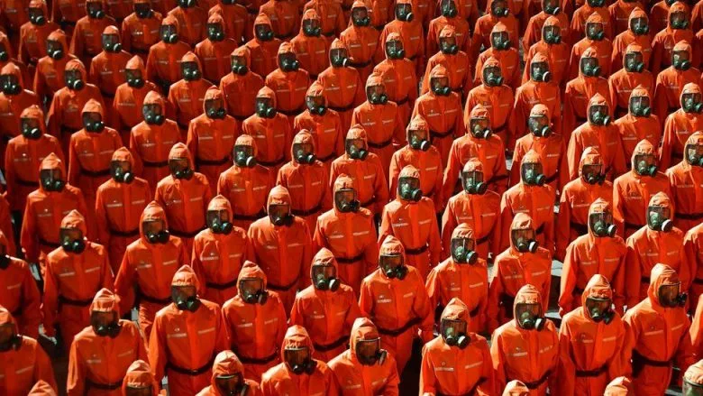 Çfarë është duke bërë Kim Jong-Un? Në mes të natës organizon paradë ushtarake, prezanton njësinë me rroba mbrojtëse