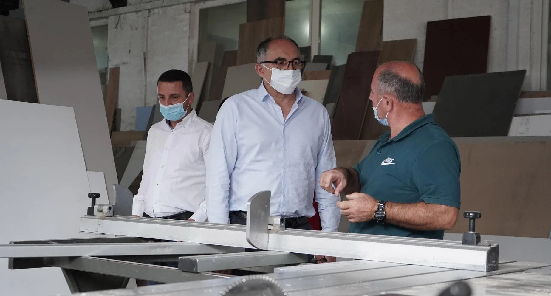 Kandidati i PDK-së, Shaqir Totaj, viziton bizneset prizrenase