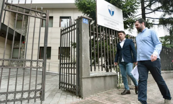 VV e kishte çuar Thaçin në Kushtetuese, kur ai i kishte shtyrë zgjedhjet në dy qytete shkaku i pandemisë