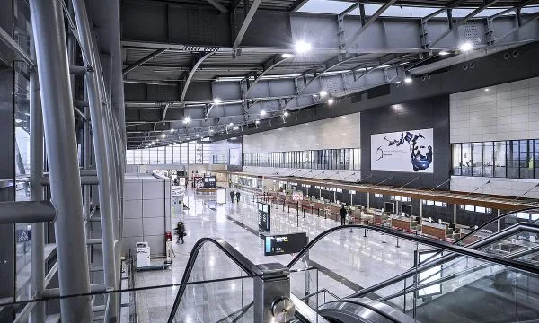 Tentoi të udhëtonte me pasaportë të një personi tjetër, arrestohet i dyshuari në Aeroportin e Prishtinës