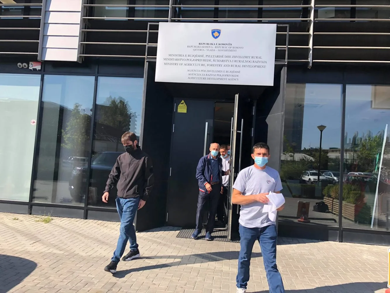 Fermerët dorëzojnë peticion në ministri, paralajmërojnë protestë me mjete bujqësore