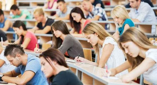 Qeveria ndan 1 milion € për bursat e studentëve