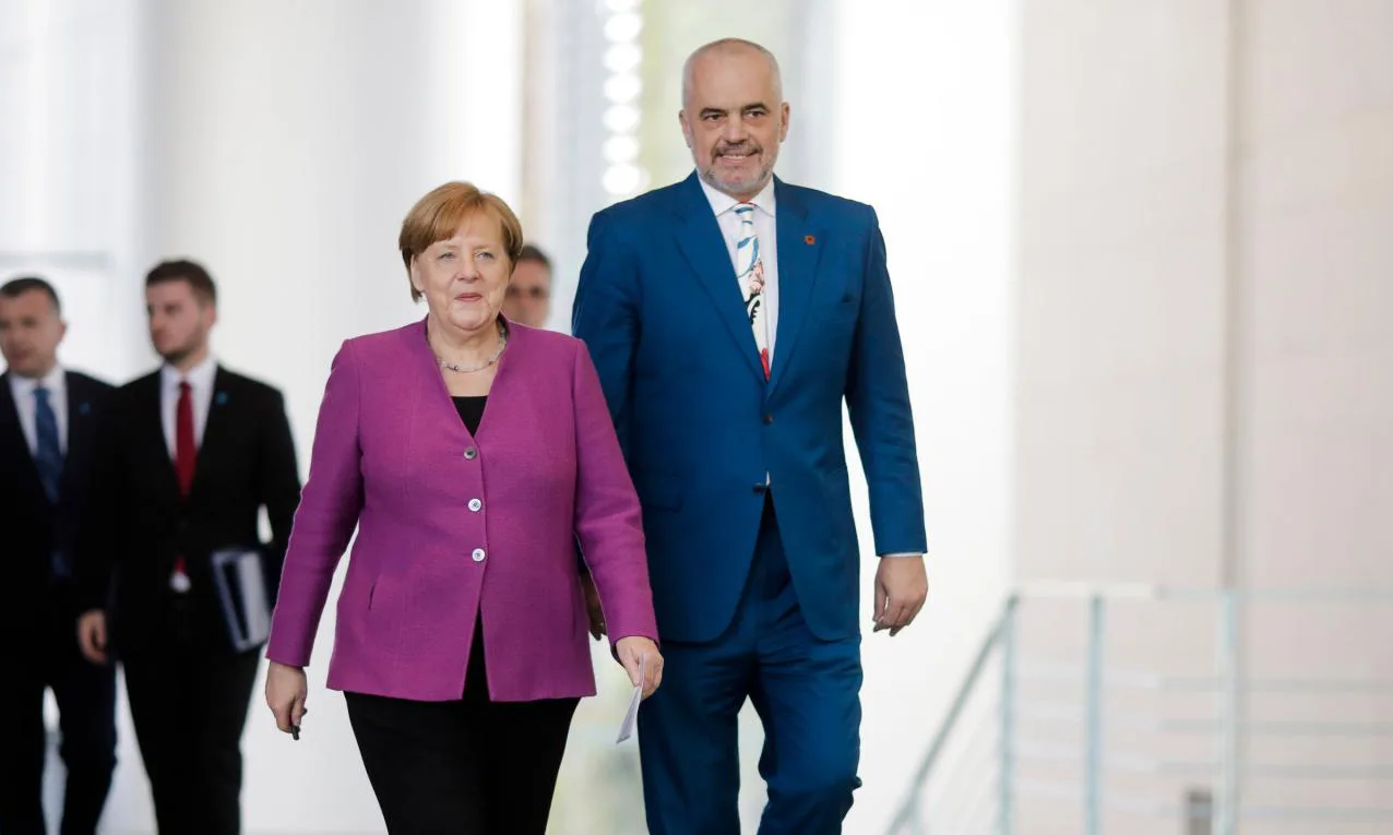 Rama dekoron Rexhep Qosjen në Prishtinë