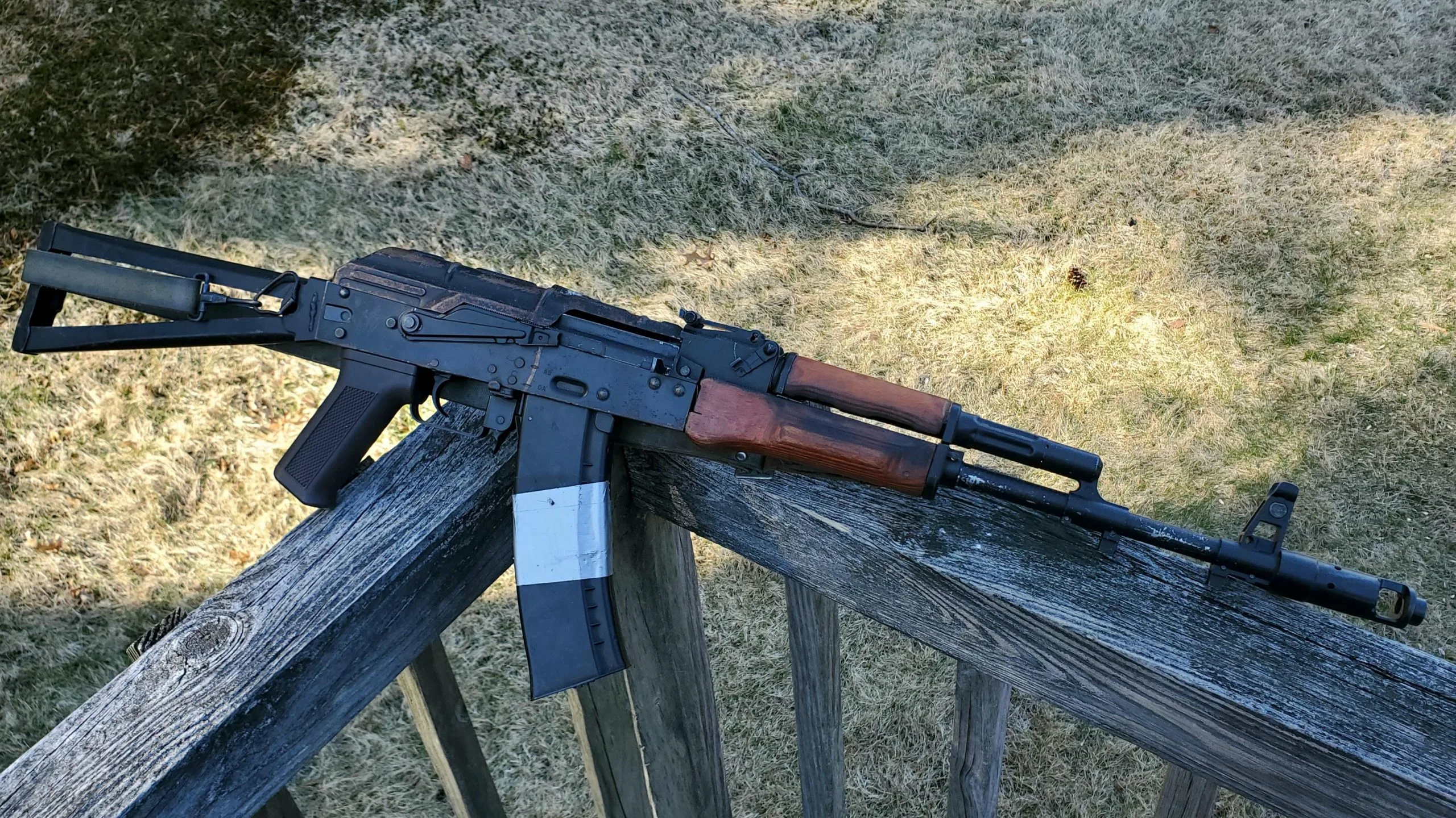 Prizrenasi e gjen një armë në mal dhe e merr me vete, vetëplagoset rëndë me të në kokë
