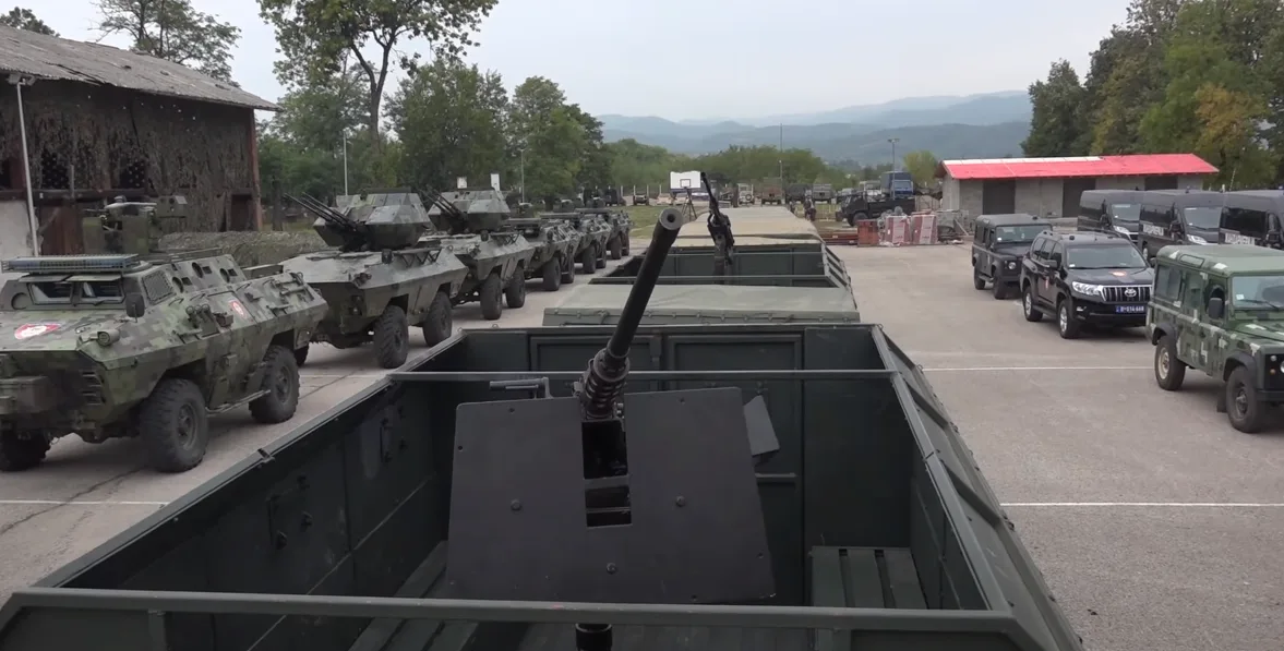 “Xhandarmëria gati” – Beogradi provokon rëndë, publikon video të ushtrisë e tankeve