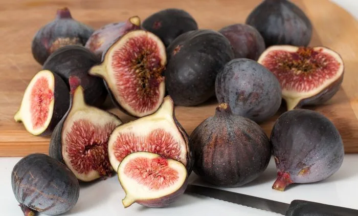 Është koha për fiq: Ky frut i ëmbël nuk ka shumë kalori, dhe lëngu i tij përdoret për të hequr lythat