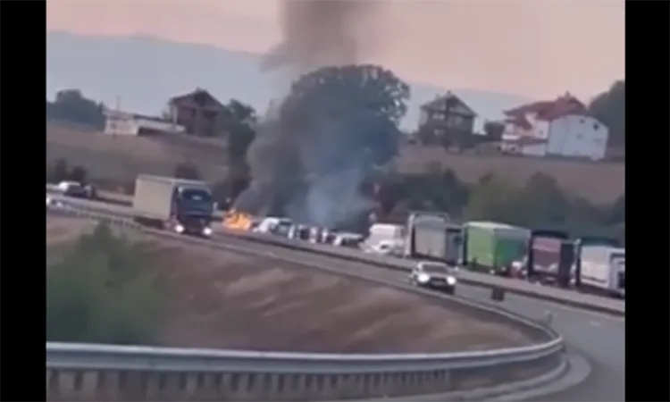 Merr flakë një veturë në autostradën Prizren-Suharekë