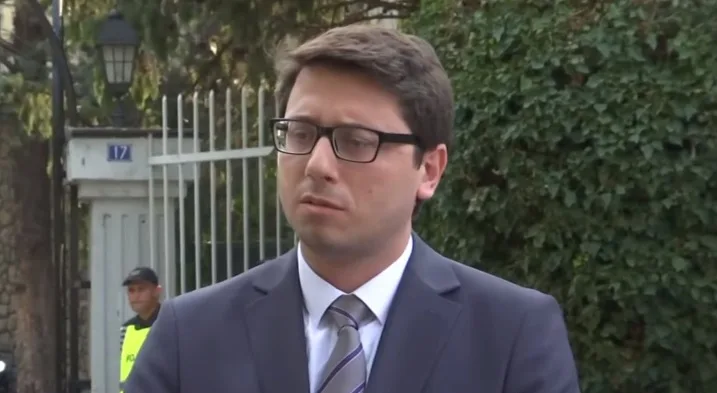 Ministri Murati: Faturat e tatimit në pronë i rriti tatimi 100% i tokave