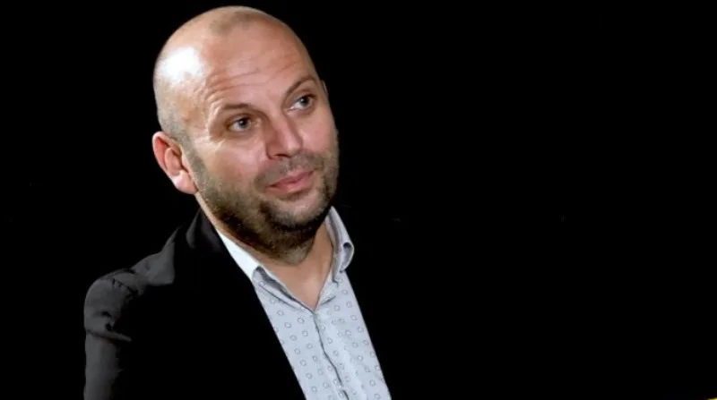 Mushkolaj: Brukseli s’ka të drejtë ta kritikojë Kosovën për pengesa në lëvizjen e lirë, të vetmit kosovarët kanë mbetur të bllokuar