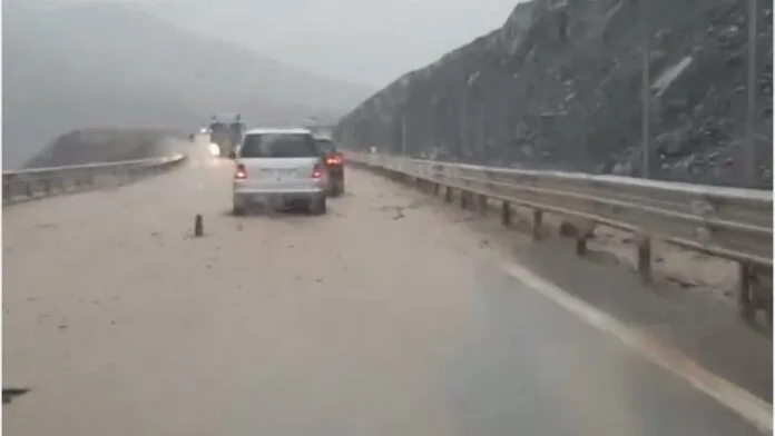 Vështirësohet lëvizja në Rrugën e Kombit