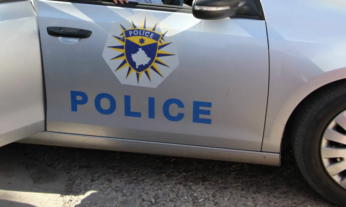 Dikush e dëmton veturën e Policisë në Prizren dhe lë një mbishkrim